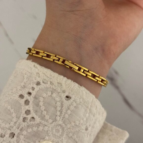 Sku:0165 cute gold white mini‎ watch gold bracelet vintage style + in a gift bag